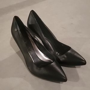 Black leather pumps Calvin Klein size 8